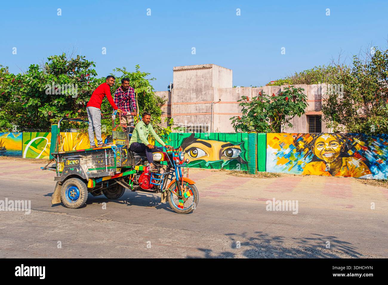 India, stato del Gujarat, regione di Saurashtra (o Kathiawar), Dwarka, città sacra dell'induismo e alto luogo di pellegrinaggio, veicolo a tre ruote Foto Stock
