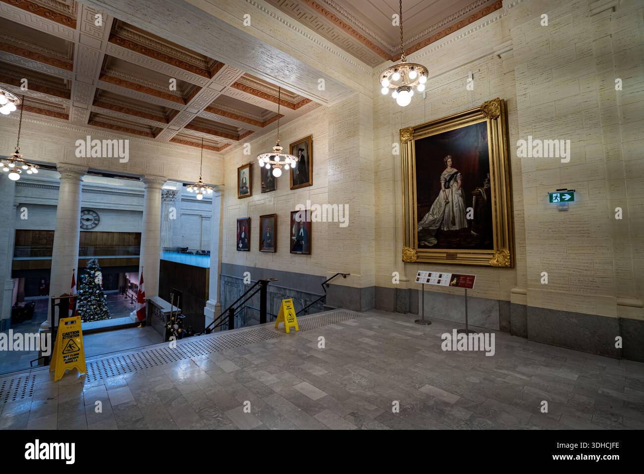 Vista della storica galleria di ritratti all'interno del Palazzo del Senato del Canada. Ottawa, Canada - 15 dicembre 2025. Foto Stock