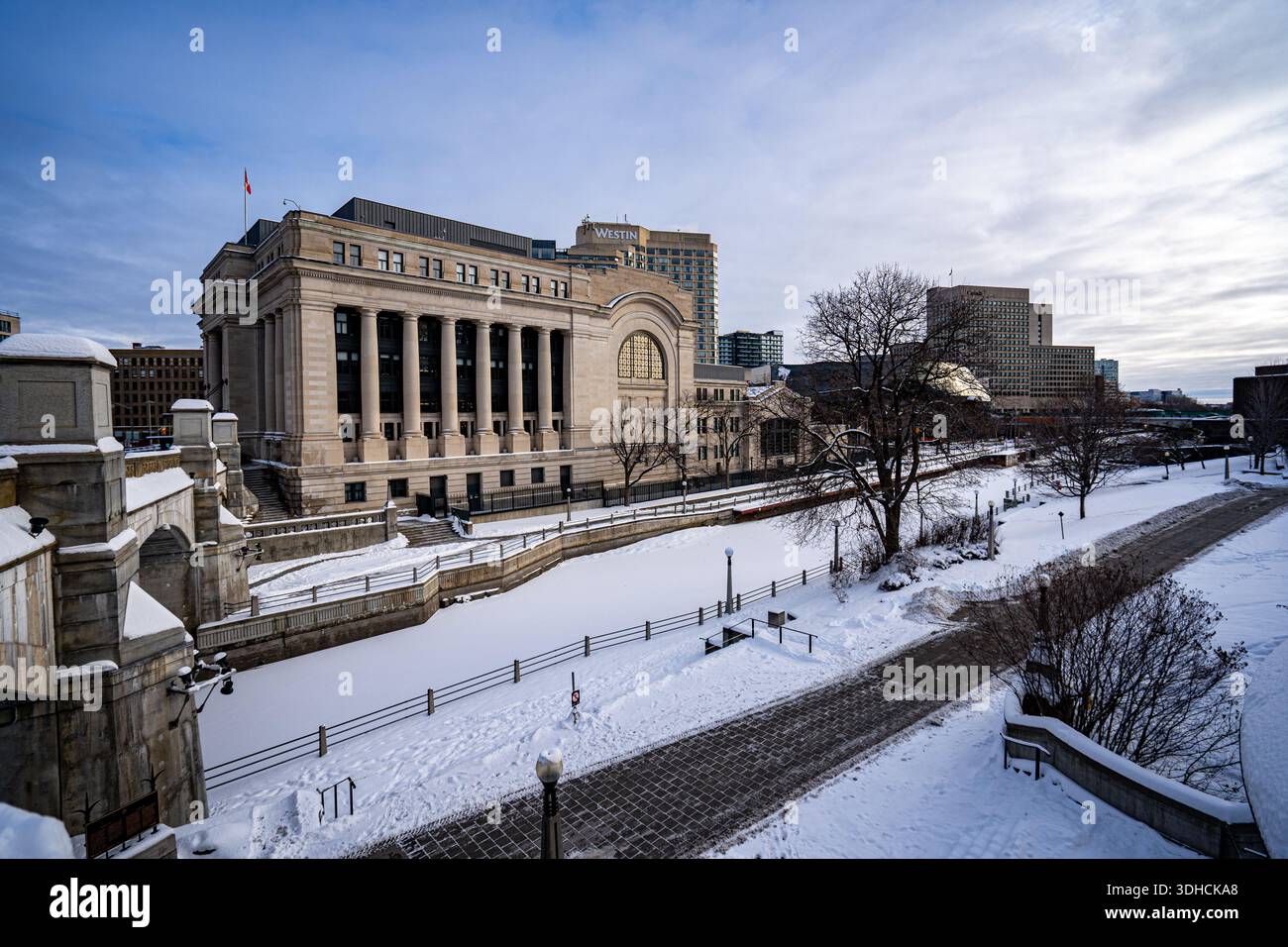 Vista del canale Rideau e dell'edificio del Senato del Canada in inverno. Ottawa, Canada - 15 dicembre 2025. Foto Stock