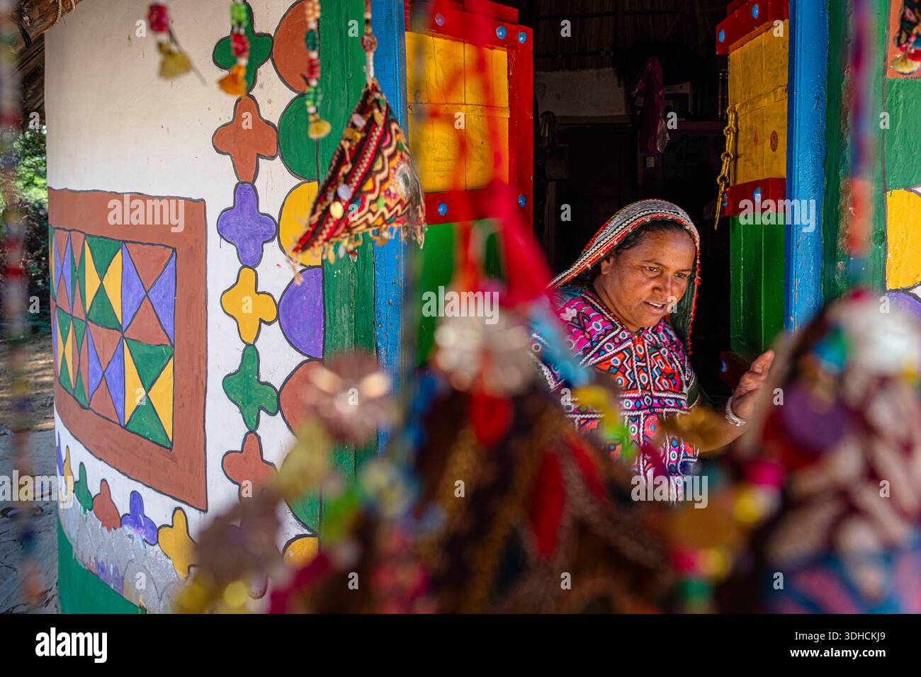 India, stato del Gujarat, regione di Kutch, Bhirandiyara, villaggio della comunità di Meghwal, famoso per l'artigianato da ricamo Foto Stock