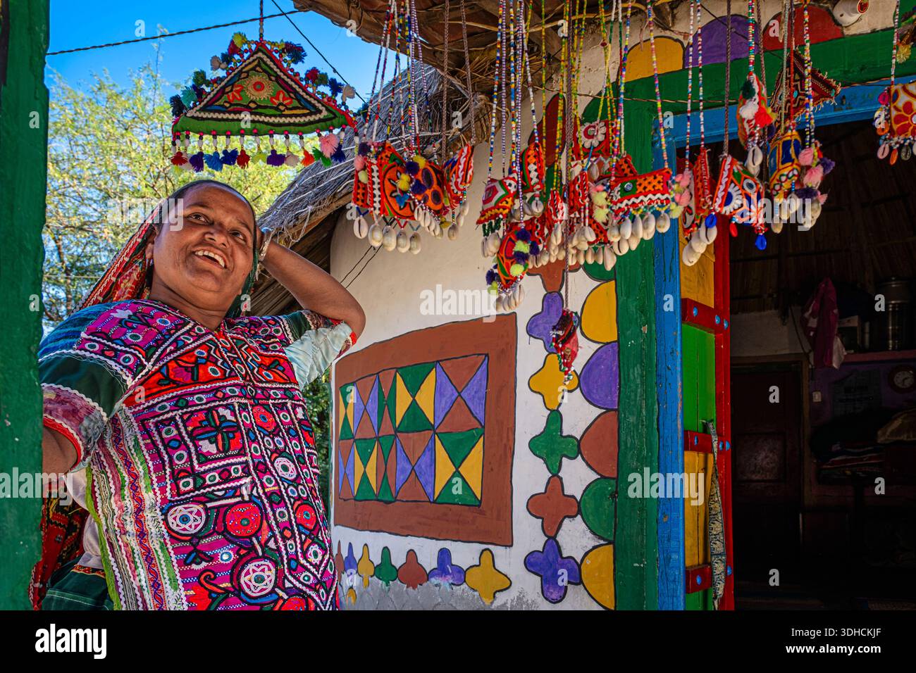 India, stato del Gujarat, regione di Kutch, Bhirandiyara, villaggio della comunità di Meghwal, famoso per l'artigianato da ricamo Foto Stock