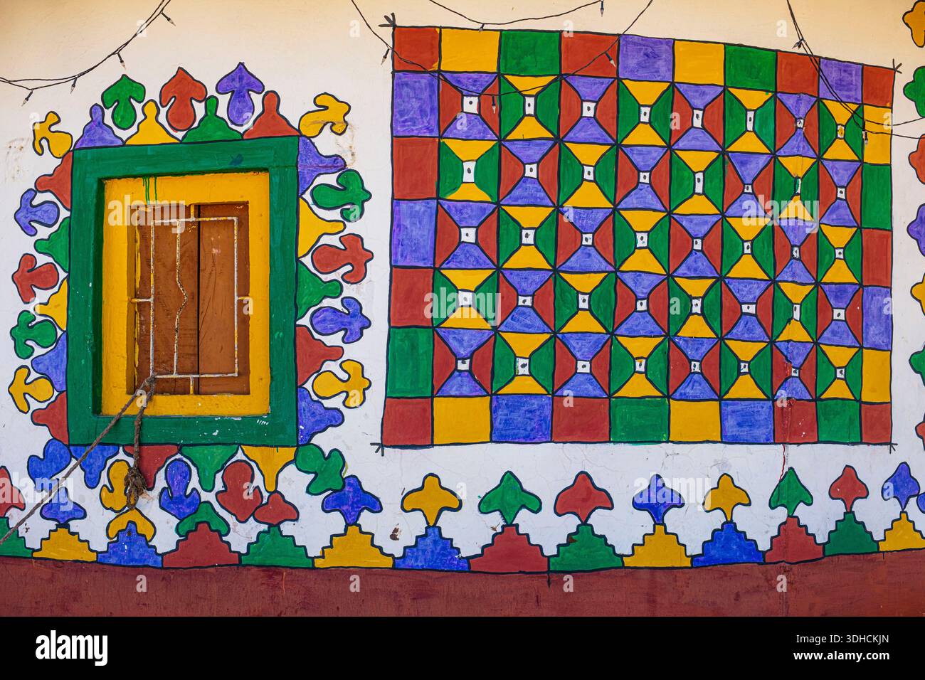 India, stato del Gujarat, regione di Kutch, Bhirandiyara, villaggio della comunità di Meghwal, famoso per l'artigianato da ricamo, casa tradizionale o bhunga Foto Stock