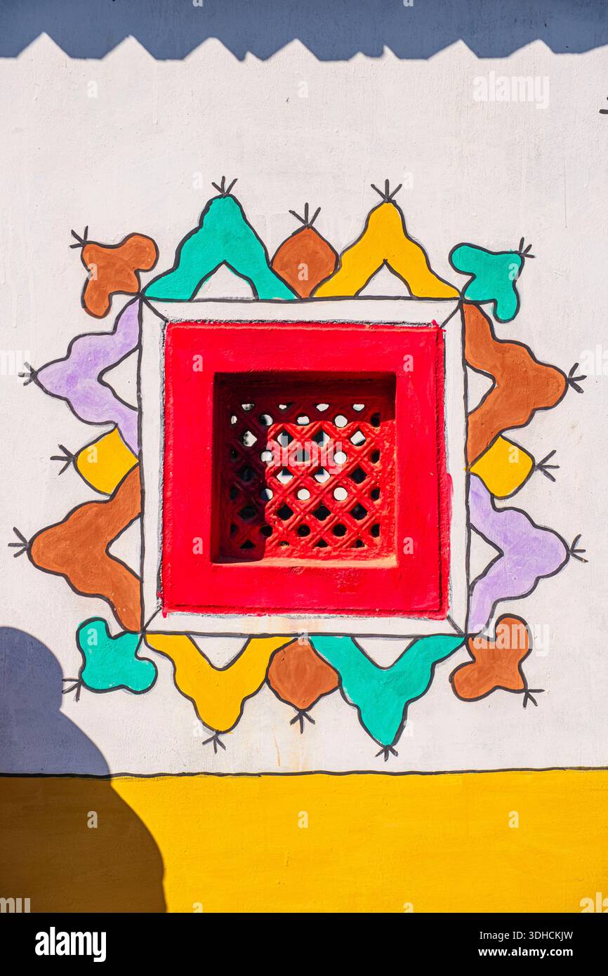 India, stato del Gujarat, regione di Kutch, Bhirandiyara, villaggio della comunità di Meghwal, famoso per l'artigianato da ricamo, casa tradizionale o bhunga Foto Stock