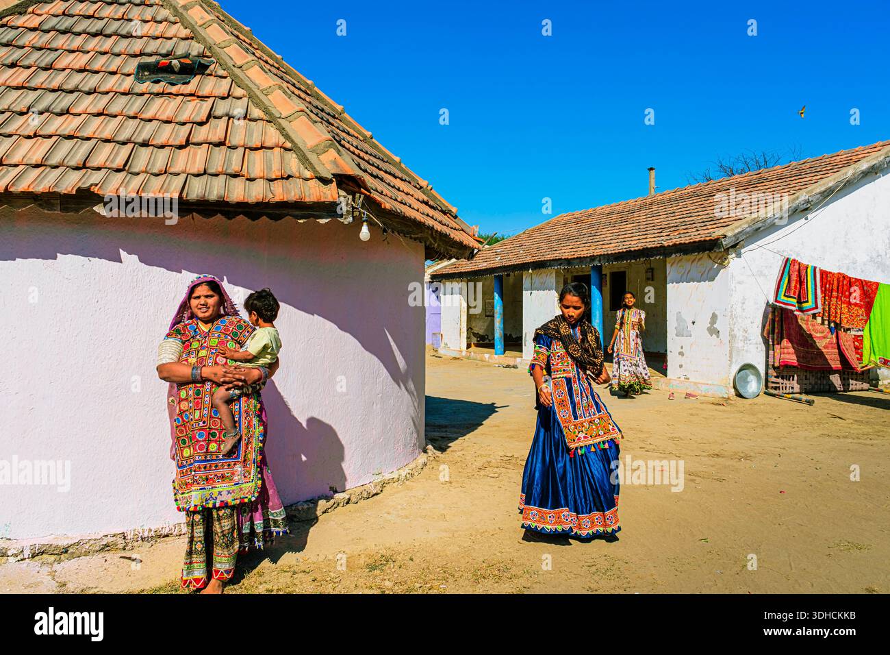 India, stato del Gujarat, regione di Kutch, Bhirandiyara, villaggio della comunità di Meghwal, famoso per l'artigianato da ricamo Foto Stock