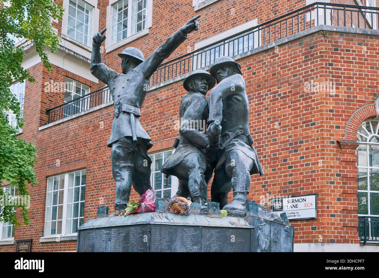 Regno Unito, Londra, Sermon Lane, il National Firefighters Memorial scolpito da John W. Mills Foto Stock