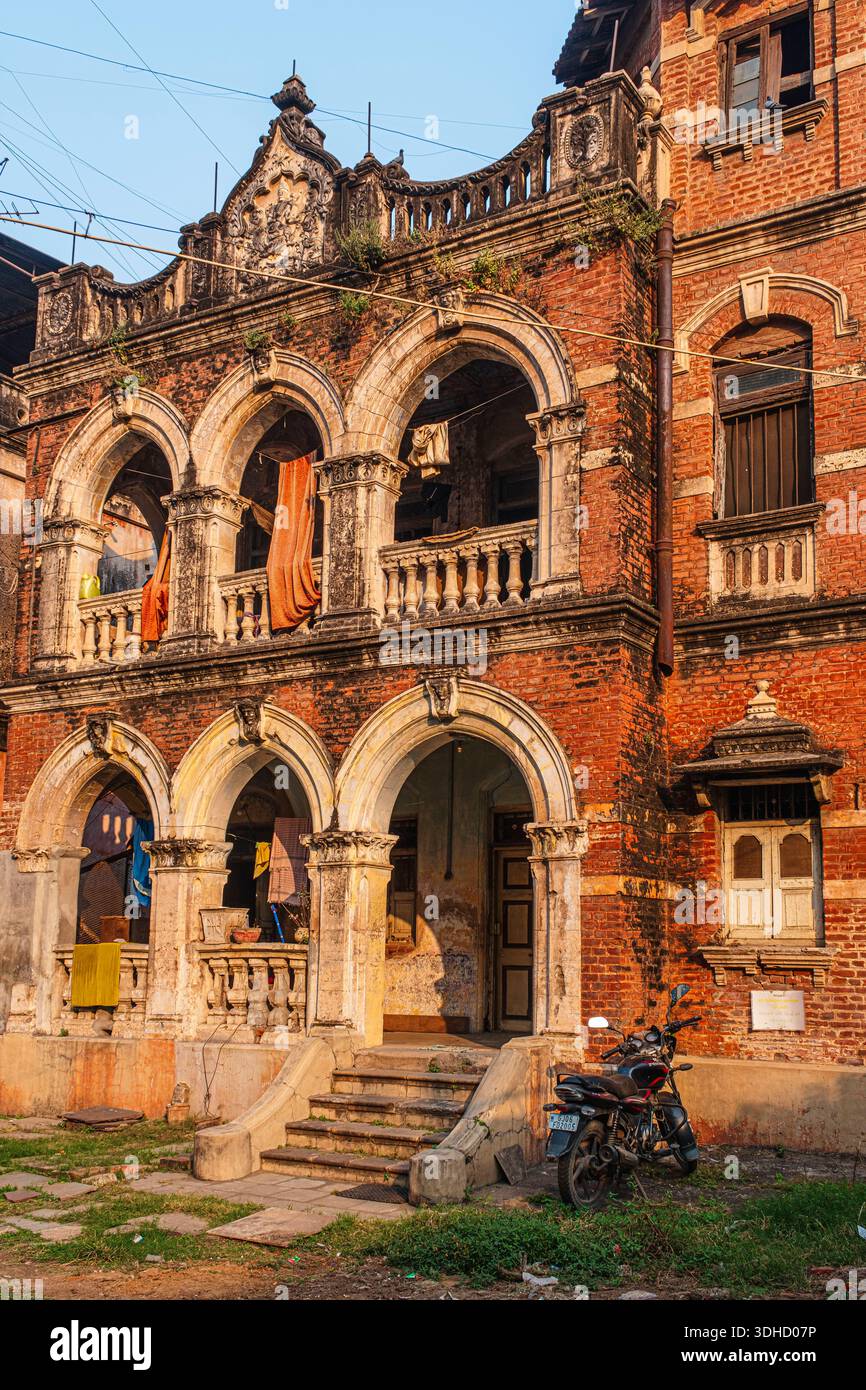 India, stato del Gujarat, Vadodara, quartiere di Sayajiganj, edificio risalente all'epoca coloniale Foto Stock