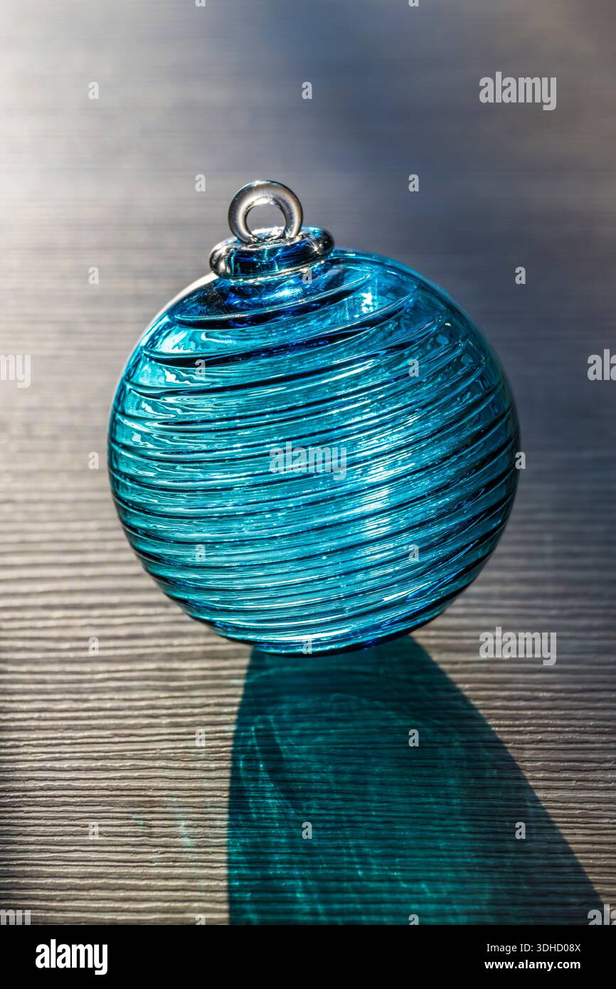 Francia, Mosella, Meisenthal, International Center for Glass Art (CIAV), pallone natalizio in vetro Grip Petrol Blue della collezione 2025 Foto Stock