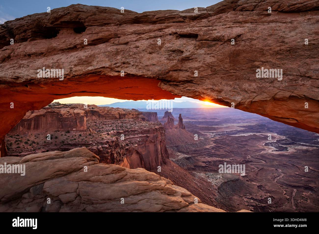 Stati Uniti, Utah, Moab, Canyonland National Park, Mesa Arch, alba sul Mesa Arch nel parco nazionale di Canyonland Foto Stock