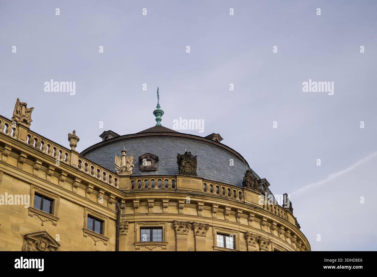 Vista verso l'alto della cupola barocca e dettagli decorati del tetto del Residence Würzburg. Foto Stock