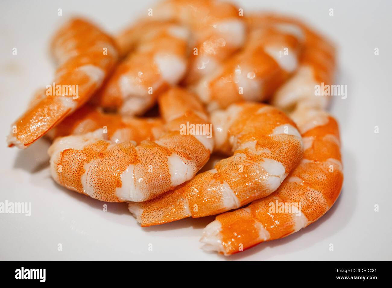 Preparare il sushi a casa con ingredienti freschi, cibo casalingo, tempo di cottura. Foto Stock
