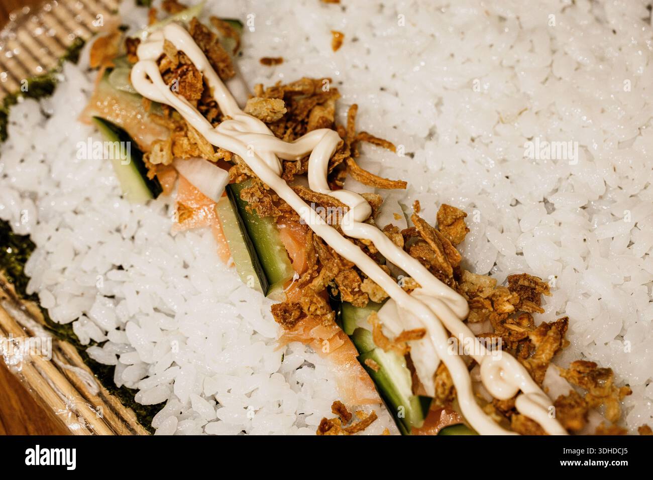 Sushi fatto in casa, cibo fatto in casa, cucina giapponese. Foto Stock