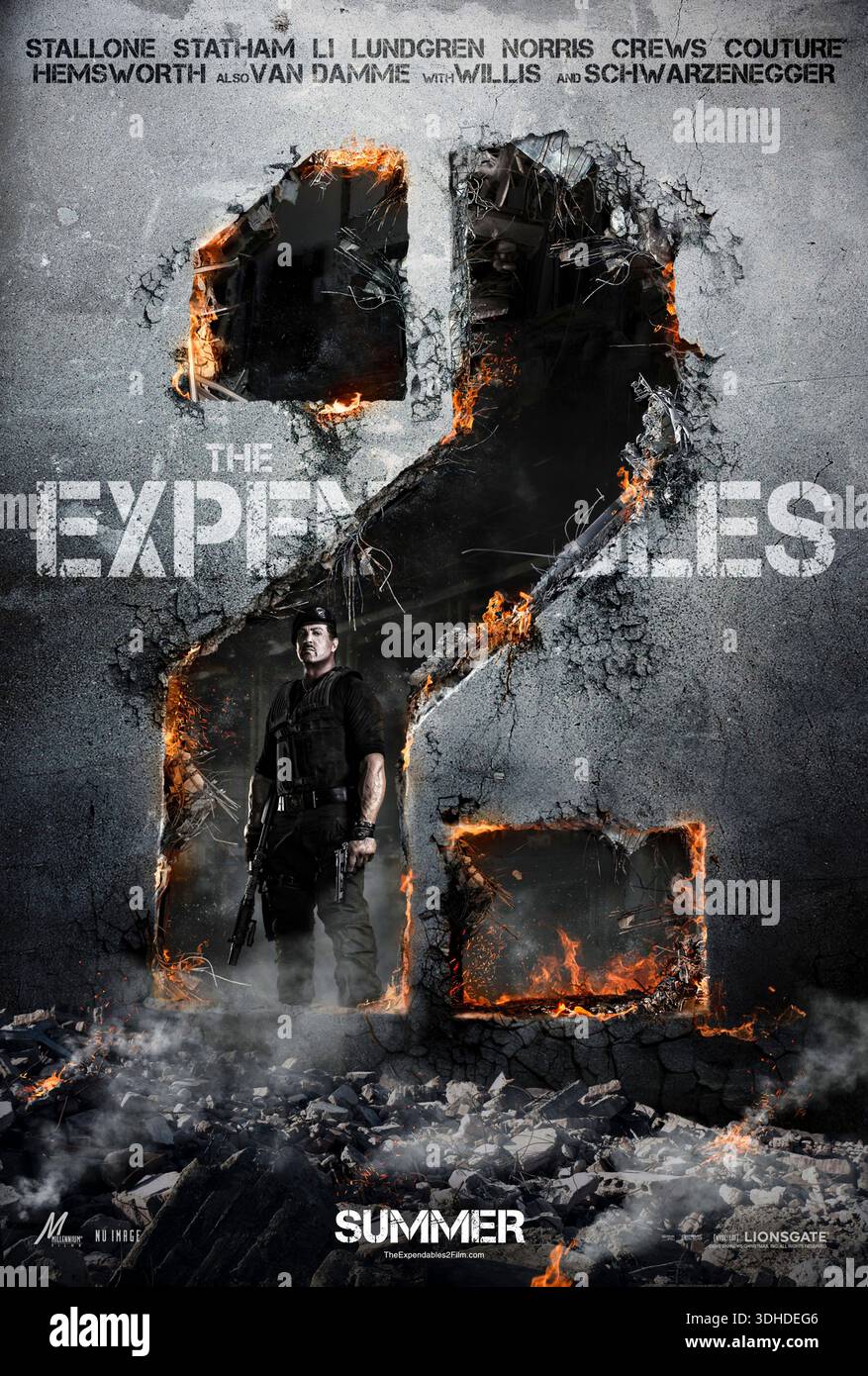 The Expendables 2 (2012) diretto da Simon West e interpretato da Sylvester Stallone, Jason Statham e Jet li. La squadra mercenaria assume un pericoloso incarico nell'Europa orientale che diventa una lotta per fermare una catastrofe nucleare. USA SOLO PER USO EDITORIALE DI un foglio di poster. Credito: BFA / Lionsgate Foto Stock