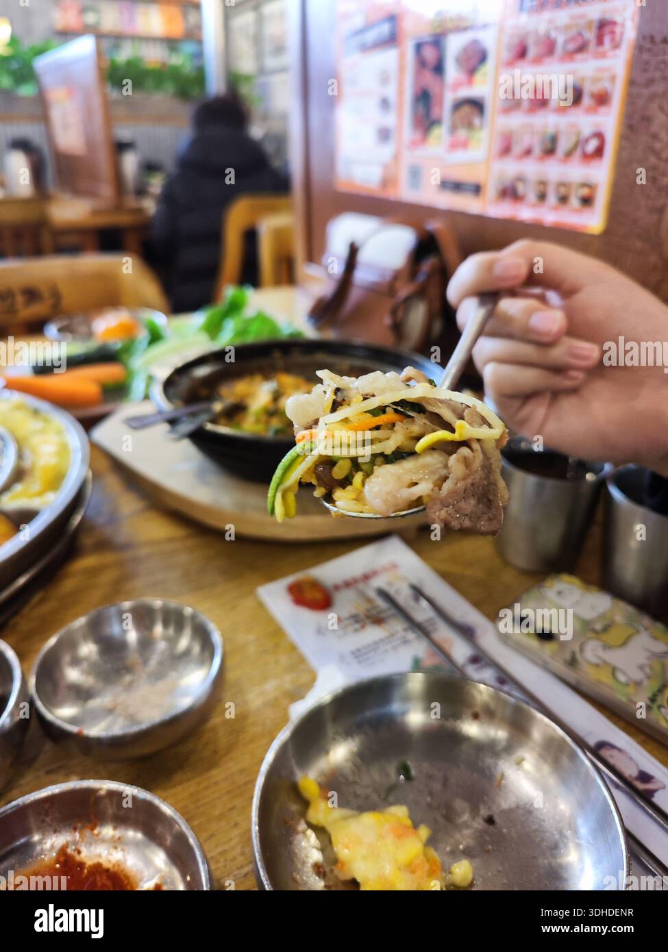 Cucina coreana con verdure e carne al tavolo del ristorante Foto Stock