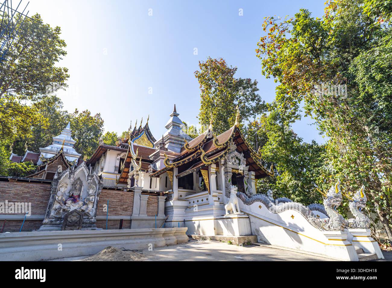MUANG, PHAYAO, THAILANDIA - 21 GENNAIO 2026: Wat Analayo Thipphayaram, questo incantevole tempio tailandese presenta un'architettura intricata e una vegetazione lussureggiante. Foto Stock