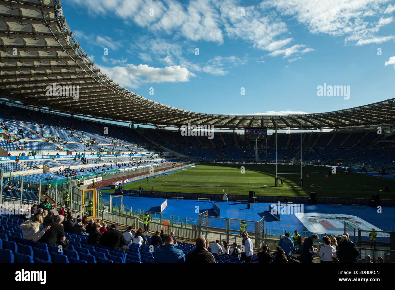 La folla si riunisce all'interno dello Stadio Olimpico di Roma prima di una partita di rugby delle sei Nazioni tra Inghilterra e Italia, mostrando atmosfera prima del calcio d'inizio. Foto Stock