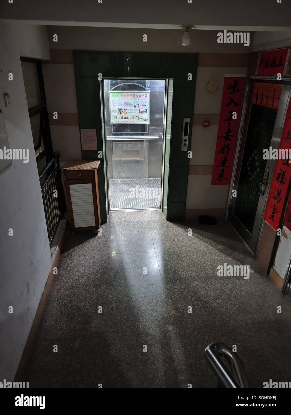 Corridoio interno che conduce all'ascensore in un edificio residenziale con decorazioni per il Capodanno cinese Foto Stock