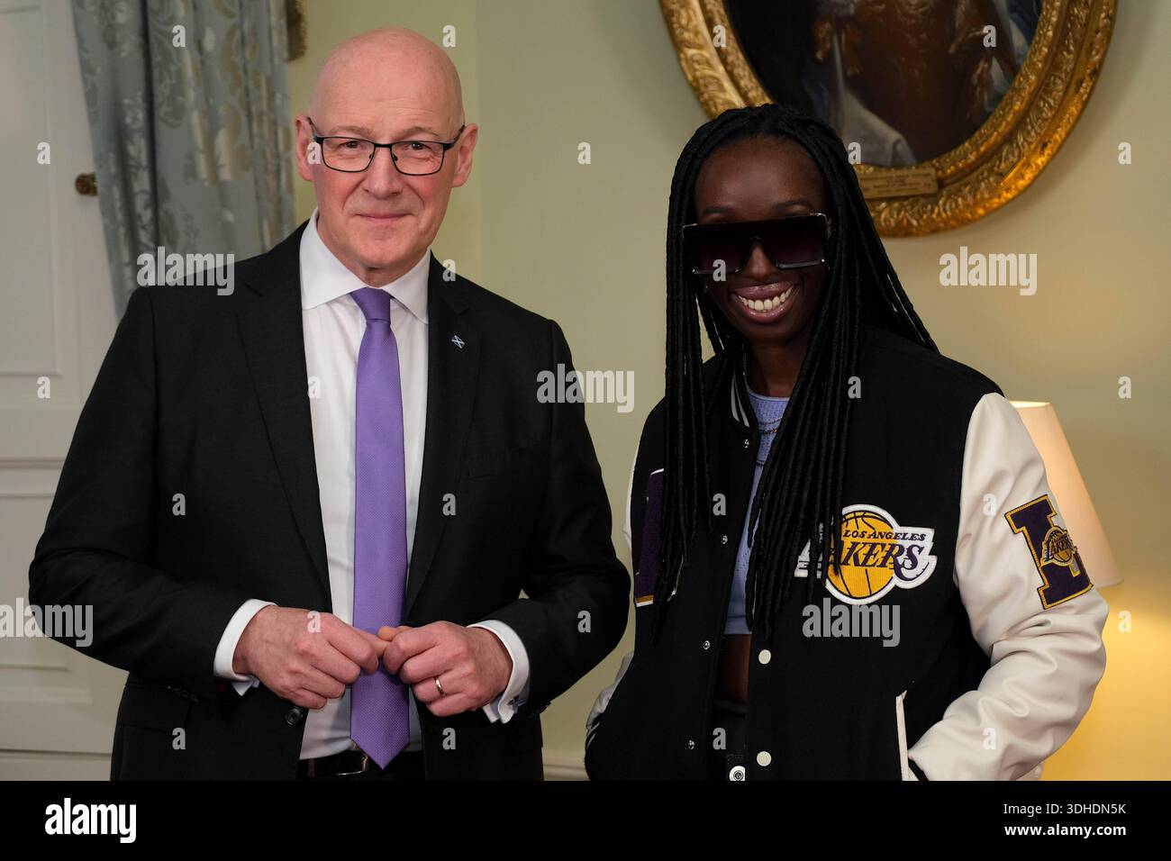 Regno Unito: Level Up Podcast con il primo ministro John Swinney a Bute House, Edimburgo, Scozia il 21 gennaio 2026: Nella foto: Primo ministro della Scozia John Swinney MSP e Dr. Eunice Olumide MBE ÄòLEVEL UPÄô BUTE HOUSE CON JOHN SWINNEY ÄúLevel UpÄù, il nuovo podcast rivoluzionario condotto da BAFTA e ARAIS emittente e direttore nominato Dr. Eunice Olumide MBE, lancia questo gennaio, offrendo conversazioni esclusive e non filmate canÄôt altrove. I contenuti esclusivi verranno trasmessi su Burns Night prima dell'uscita. Dai leader che definiscono le politiche globali alla riscrittura degli innovatori Foto Stock