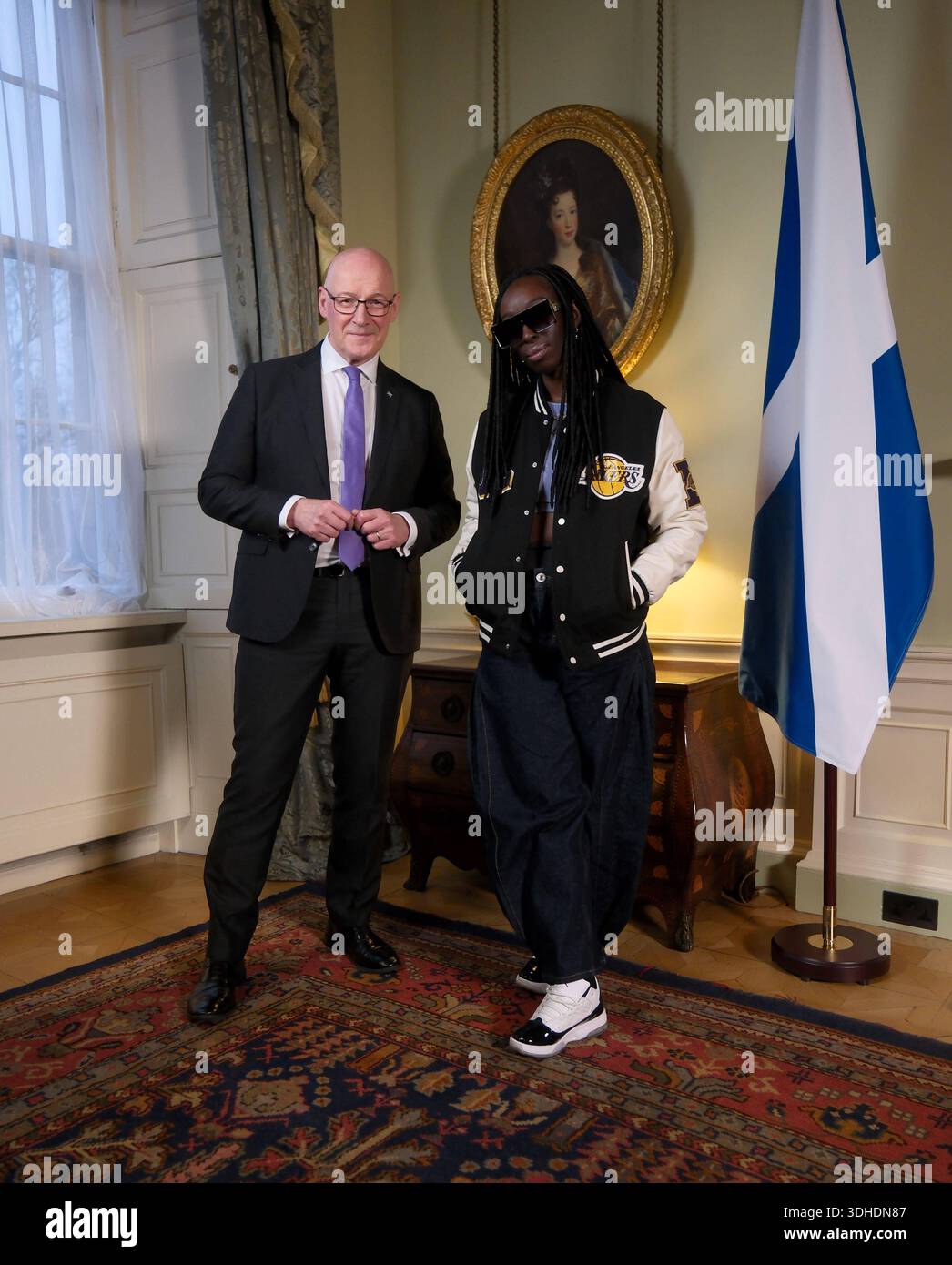 Regno Unito: Level Up Podcast con il primo ministro John Swinney a Bute House, Edimburgo, Scozia il 21 gennaio 2026: Nella foto: Primo ministro della Scozia John Swinney MSP e Dr. Eunice Olumide MBE ÄòLEVEL UPÄô BUTE HOUSE CON JOHN SWINNEY ÄúLevel UpÄù, il nuovo podcast rivoluzionario condotto da BAFTA e ARAIS emittente e direttore nominato Dr. Eunice Olumide MBE, lancia questo gennaio, offrendo conversazioni esclusive e non filmate canÄôt altrove. I contenuti esclusivi verranno trasmessi su Burns Night prima dell'uscita. Dai leader che definiscono le politiche globali alla riscrittura degli innovatori Foto Stock