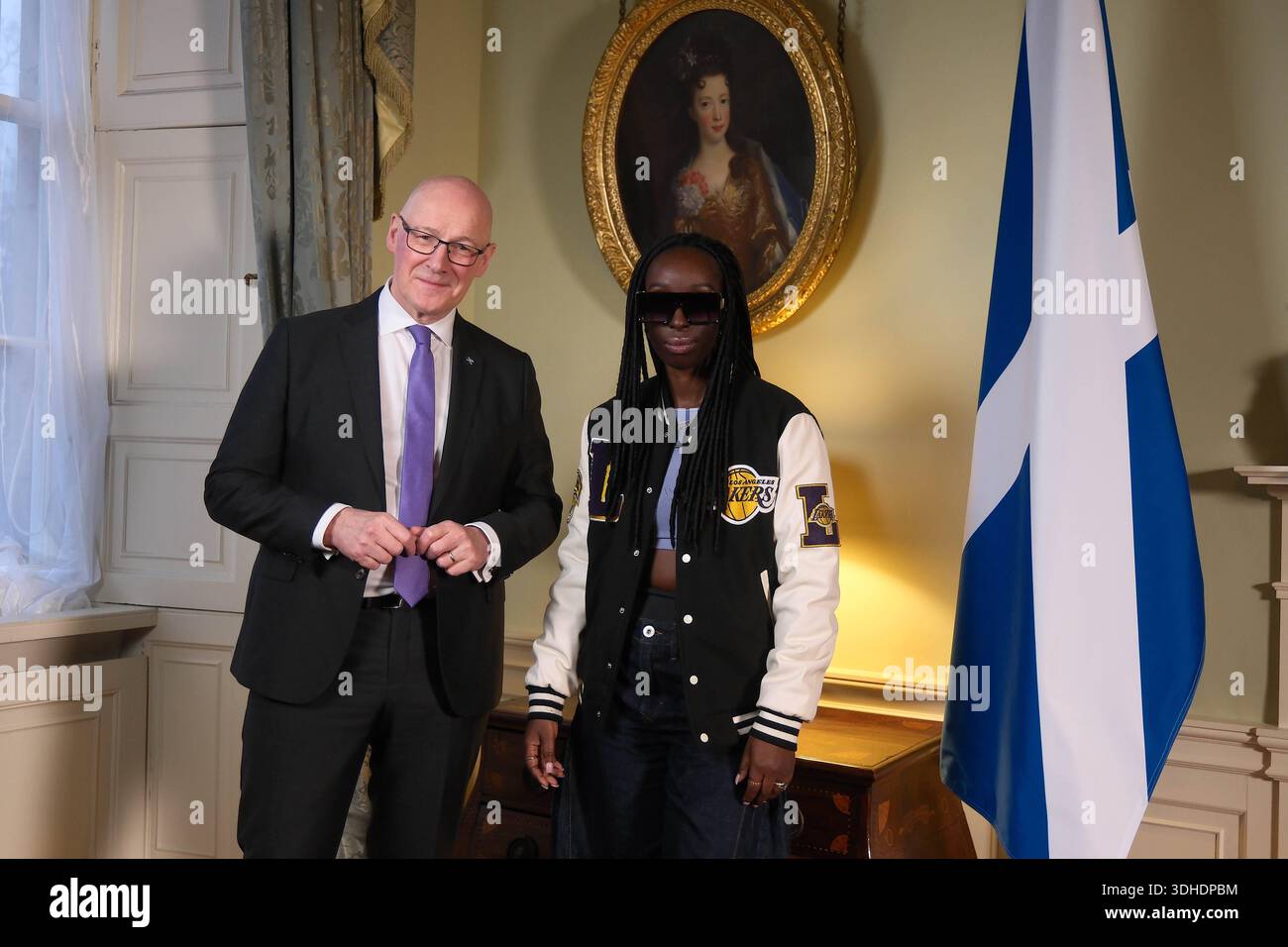 Regno Unito: Level Up Podcast con il primo ministro John Swinney a Bute House, Edimburgo, Scozia il 21 gennaio 2026: Nella foto: Primo ministro della Scozia John Swinney MSP e Dr. Eunice Olumide MBE ÄòLEVEL UPÄô BUTE HOUSE CON JOHN SWINNEY ÄúLevel UpÄù, il nuovo podcast rivoluzionario condotto da BAFTA e ARAIS emittente e direttore nominato Dr. Eunice Olumide MBE, lancia questo gennaio, offrendo conversazioni esclusive e non filmate canÄôt altrove. I contenuti esclusivi verranno trasmessi su Burns Night prima dell'uscita. Dai leader che definiscono le politiche globali alla riscrittura degli innovatori Foto Stock