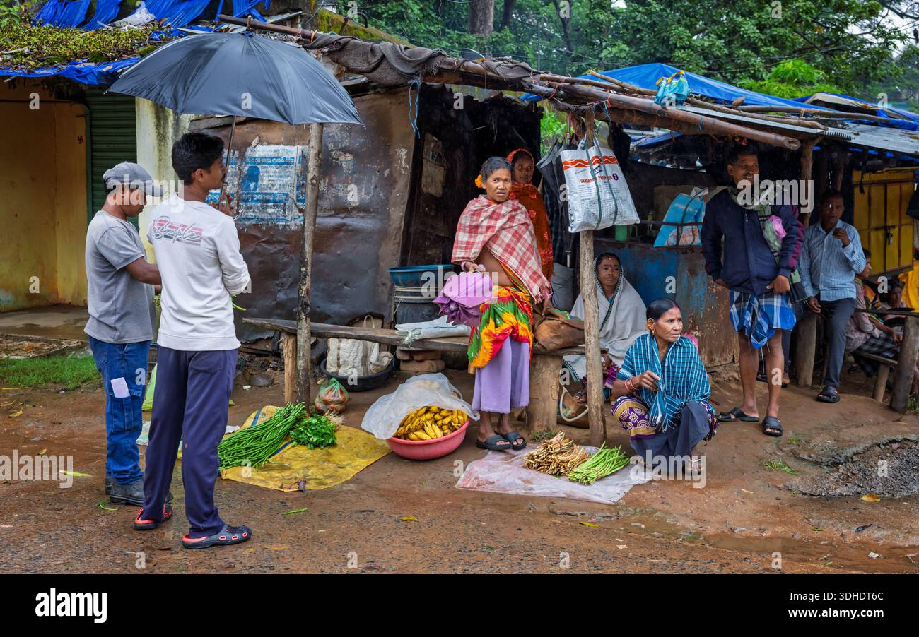 La scena del mercato dei villaggi locali, Orissa, India Foto Stock