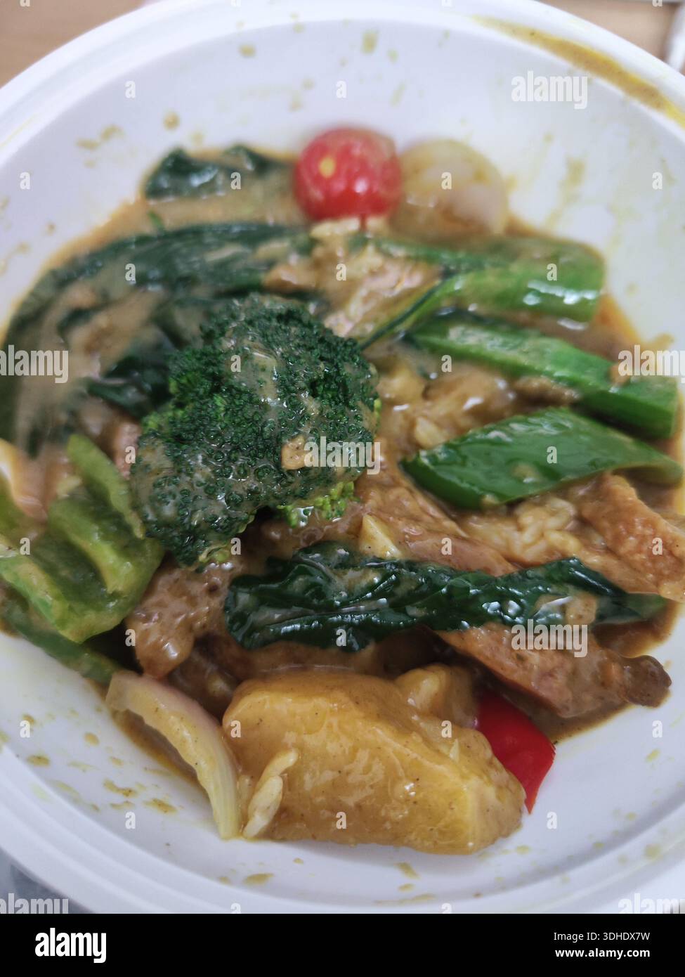 Recipiente per la cottura a vapore con verdure saltate e carne con broccoli e pomodori Foto Stock
