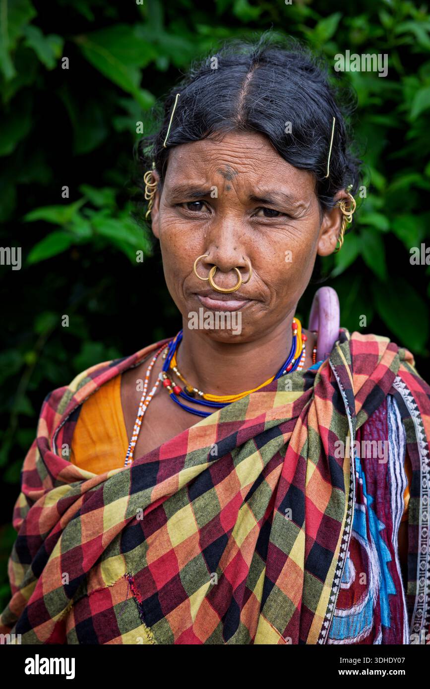 Ritratto di una donna tribale Dongria, Odisha, India Foto Stock