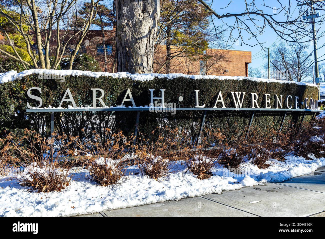Sarah Lawrence College di Yonkers, New York, Stati Uniti. Firma all'ingresso di Sarah Lawrence, un college privato di materie umanistiche. Foto Stock