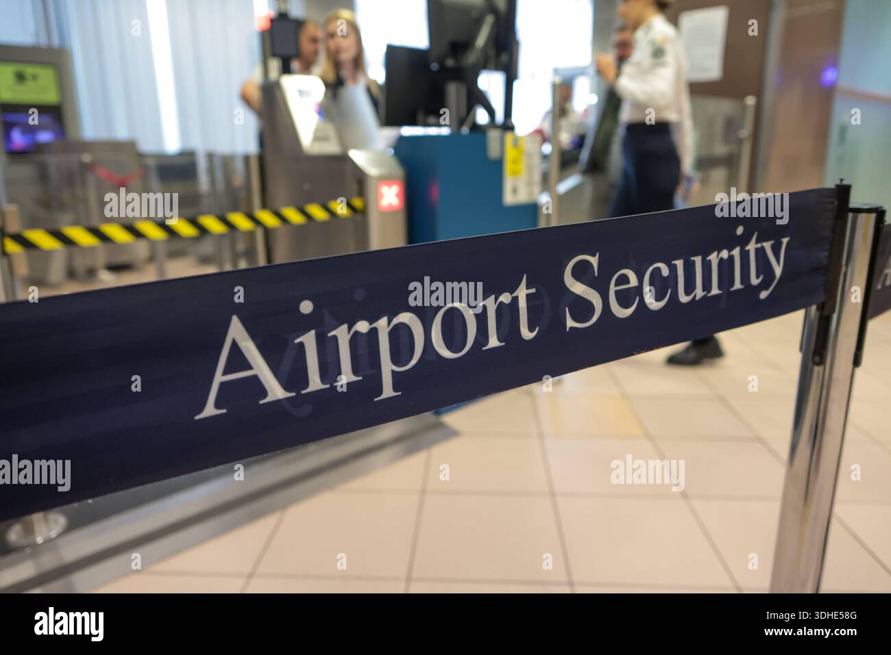 Segnale di sicurezza dell'aeroporto vicino ad un gate d'imbarco all'interno di un aeroporto internazionale. Foto Stock