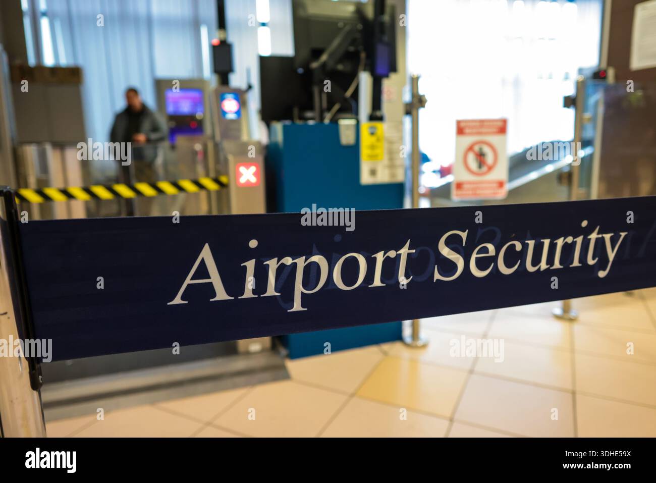 Segnale di sicurezza dell'aeroporto vicino ad un gate d'imbarco all'interno di un aeroporto internazionale. Foto Stock