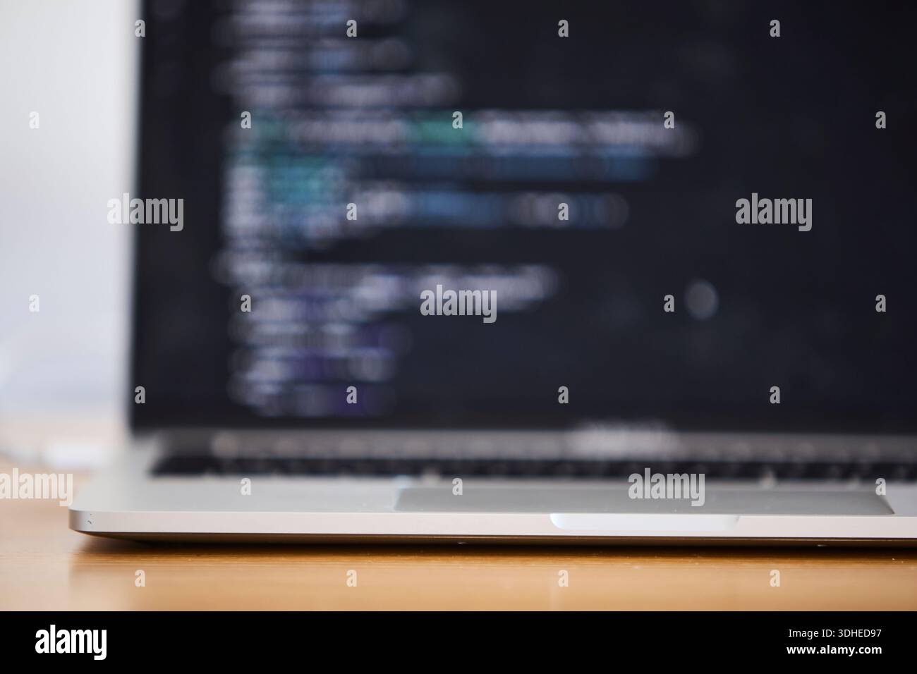 Laptop utilizzato per la programmazione in un ufficio moderno Foto Stock
