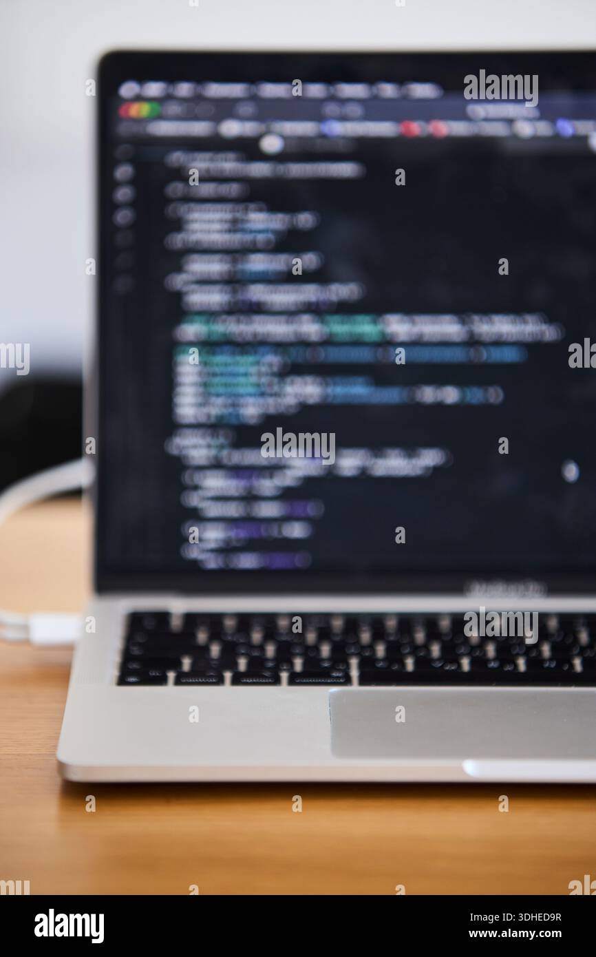 Laptop utilizzato per la programmazione in un ufficio moderno Foto Stock