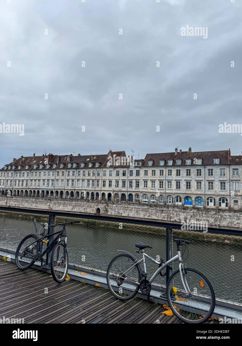 biciclette parcheggiate su un ponte pedonale che si affaccia sul fiume doubs a besanza, francia, - Immagine stock catturata con smartphone