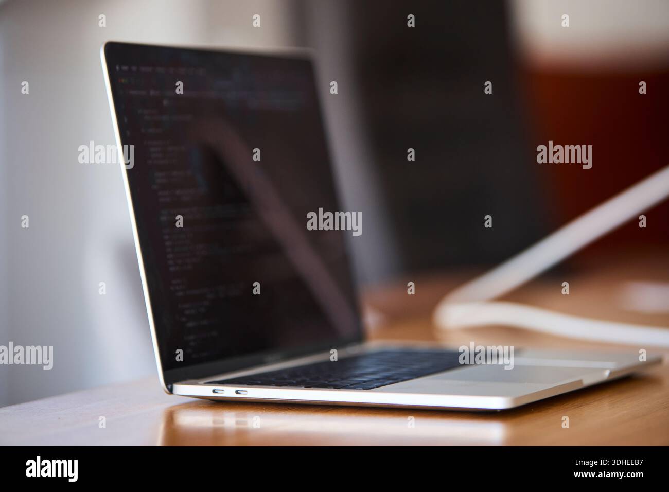 Laptop utilizzato per la programmazione in un ufficio moderno Foto Stock