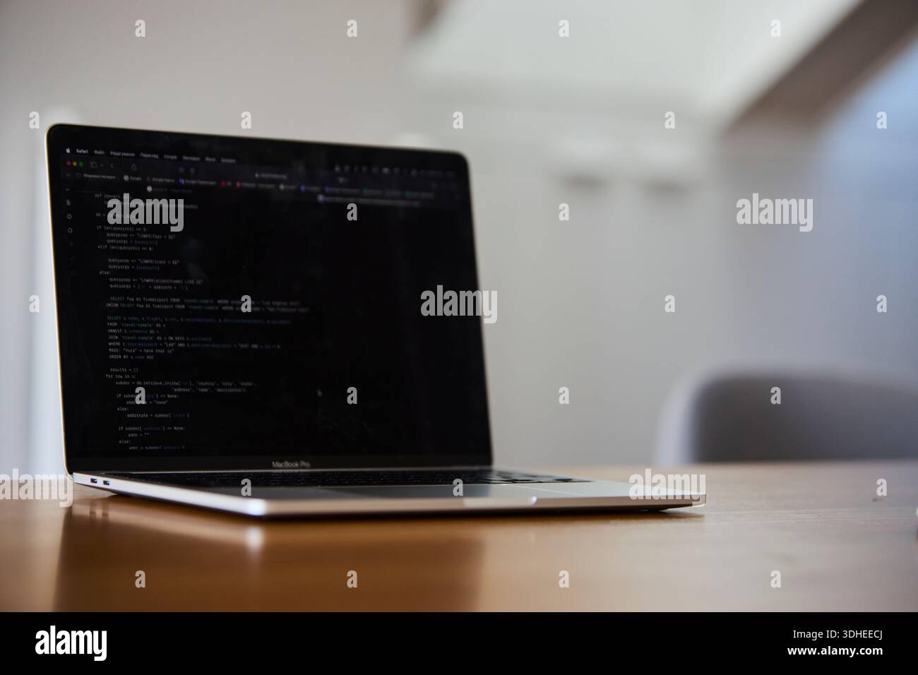 Laptop utilizzato per la programmazione in un ufficio moderno Foto Stock