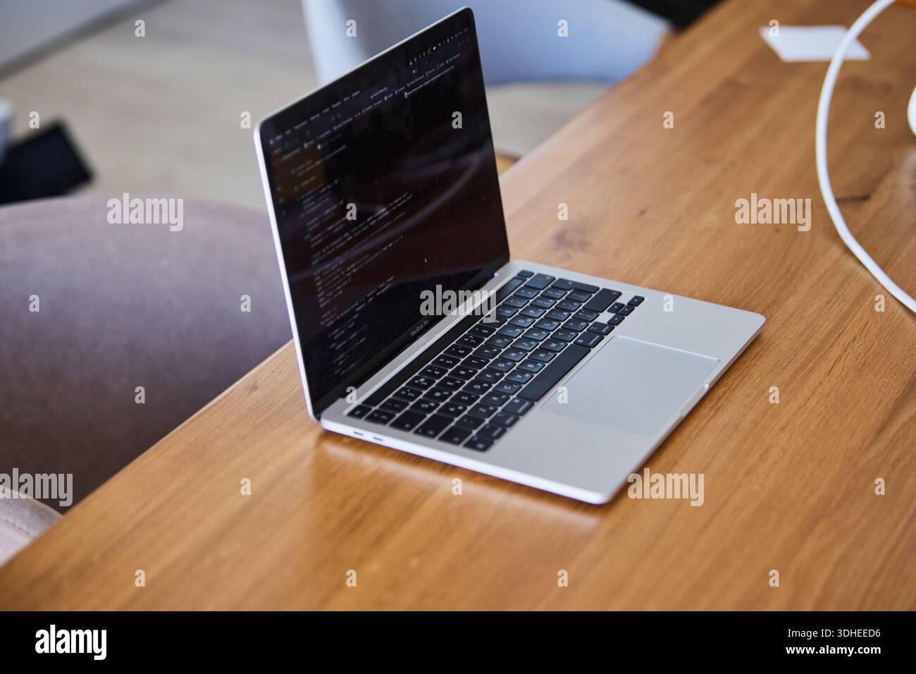 Laptop utilizzato per la programmazione in un ufficio moderno Foto Stock