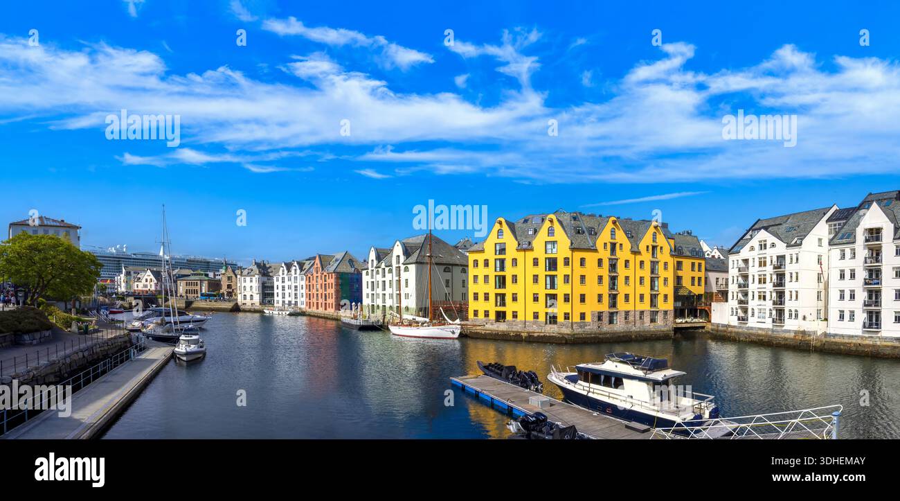 Alesund, città portuale sulla costa occidentale della Norvegia, famosa per l'architettura Art Nouveau e i fiordi. Foto Stock