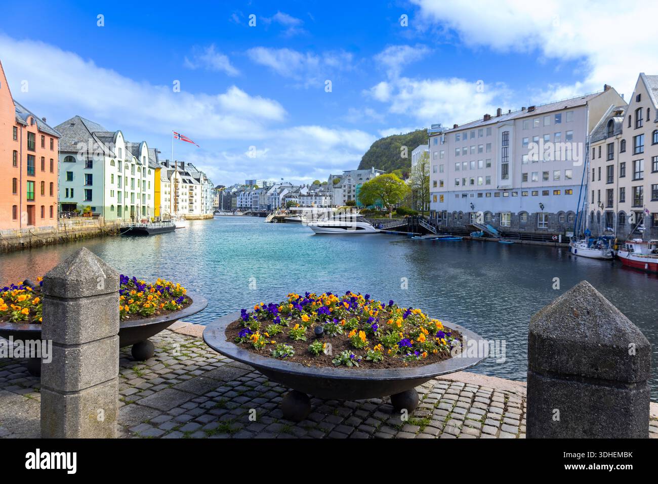 Alesund, città portuale sulla costa occidentale della Norvegia, famosa per l'architettura Art Nouveau e i fiordi. Foto Stock