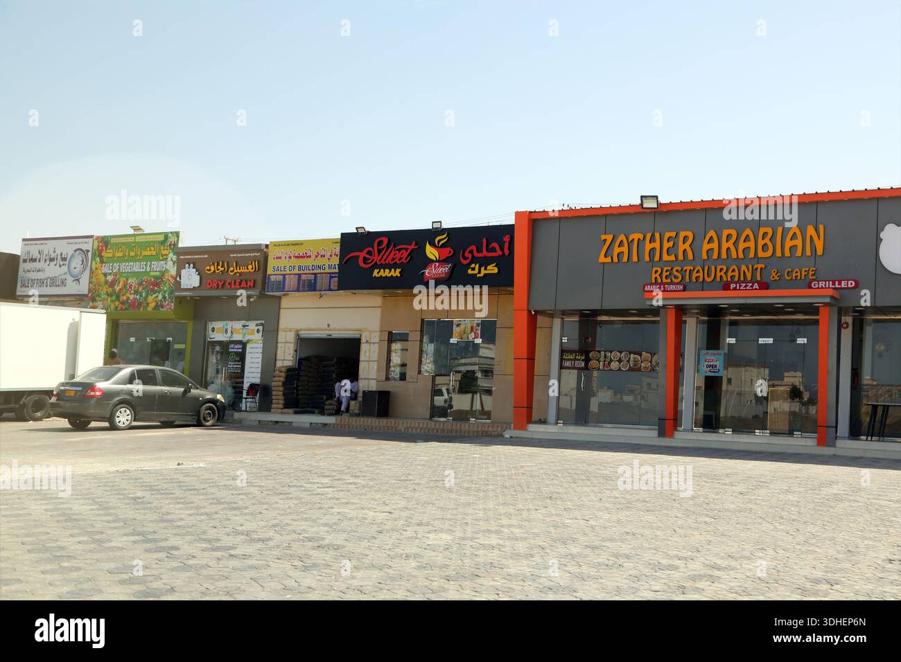 Parata di negozi e ristorante chiusa per il Ramadan Sur Oman Foto Stock