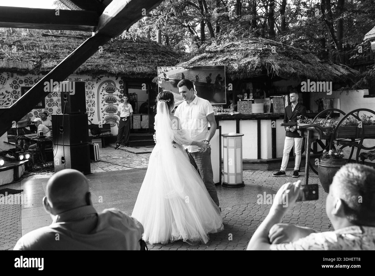 la prima danza nuziale della sposa e dello sposo all'interno della sala ristorante al tramonto Foto Stock