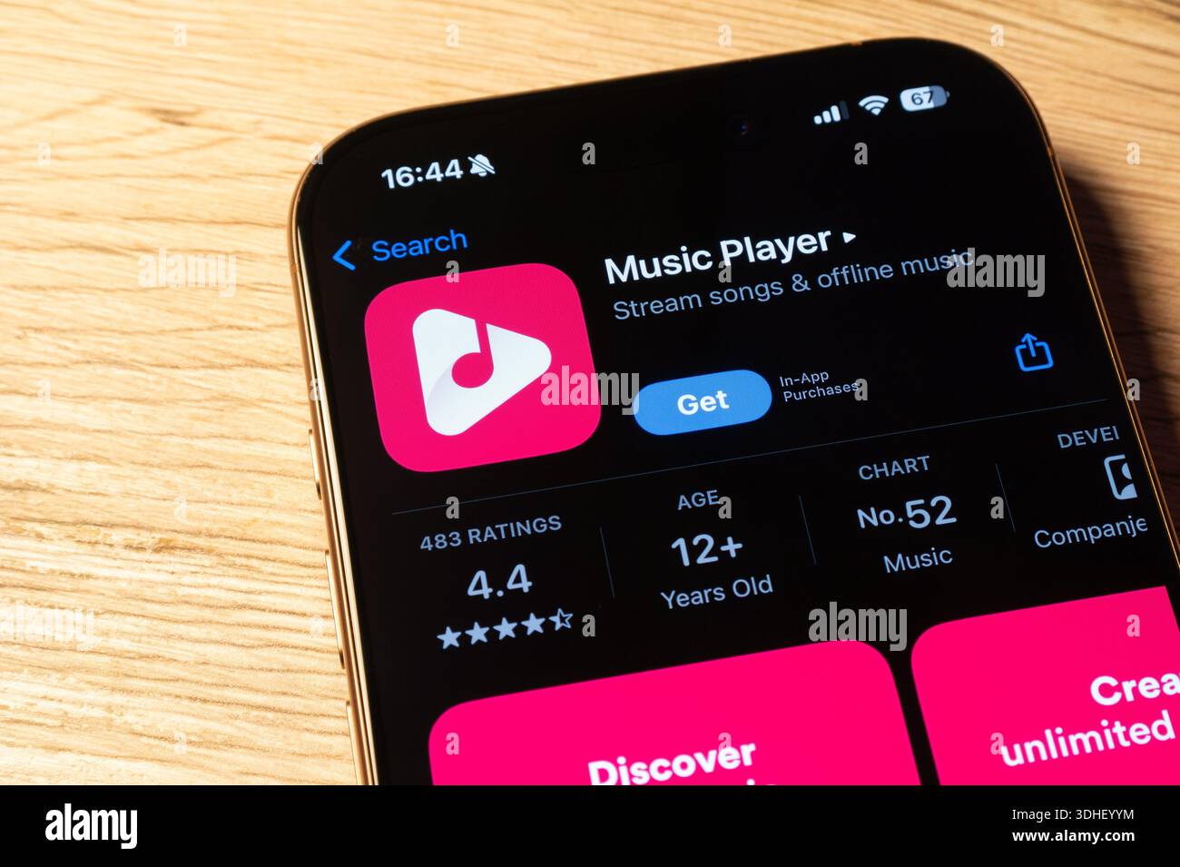 Ostrava, Cechia - 26 febbraio 2025: App store con applicazione mobile Music Player su smartphone iOS Foto Stock