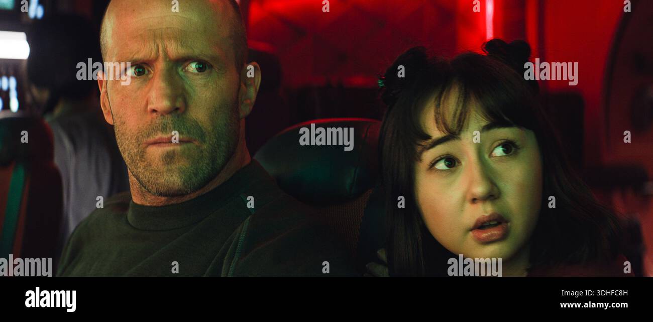 The Meg 2: The Trench (2023) Jason Statham nel ruolo di Jonas Taylor Shuya Sophia Cai nel ruolo di Meiying *Filmstill - solo uso editoriale* CAP/PLF Warner Bros/fornito da Capital Pictures Foto Stock
