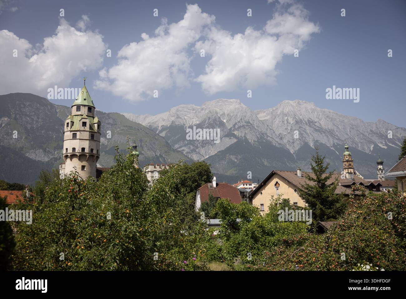 La torre Burg Hasegg / Münze è mostrata nella città di Hall in Tirol, Austria, Europa. Foto Stock