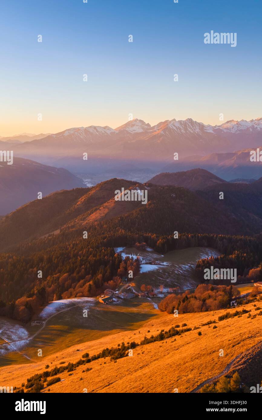 Vista aerea del tramonto invernale dalla cima del Monte Colombina verso la Val Seriana e la Presolana. Bossico, regione Lombardia, provincia di Bergamo Foto Stock