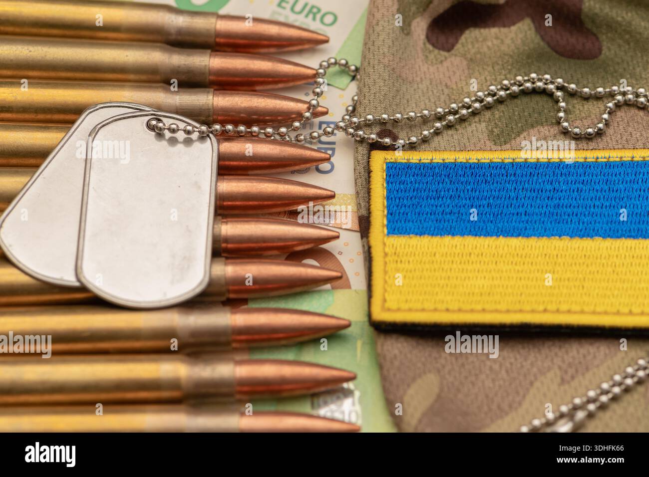 Simbolismo dell'esercito ucraino con cartucce e moneta europea Foto Stock
