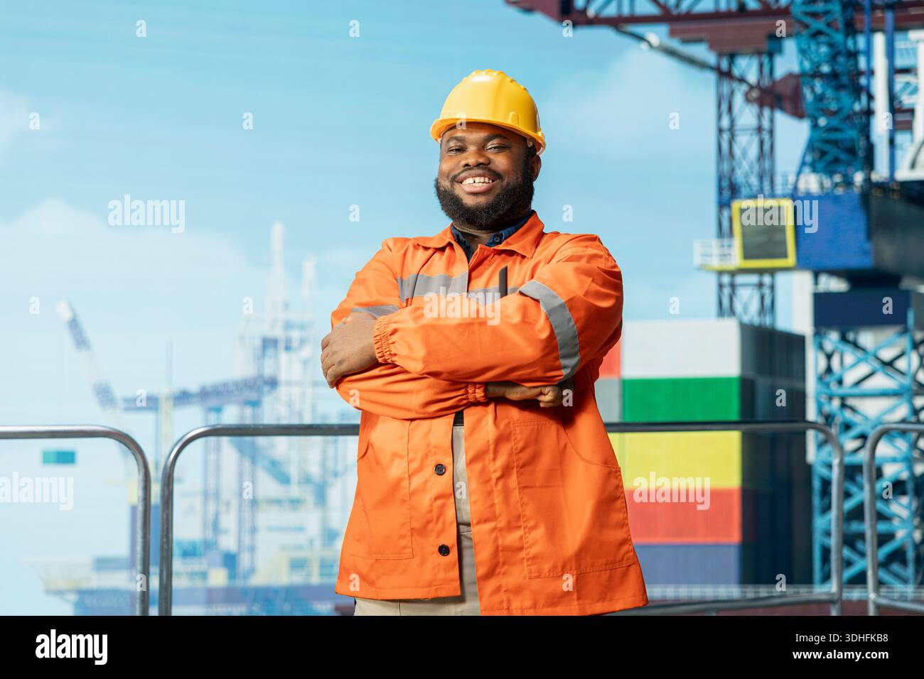Ritratto di un allegro dipendente della piattaforma offshore che supervisiona le operazioni del ponte, garantendo la conformità ai protocolli di sicurezza. Tecnico felice assunto per eseguire la manutenzione preventiva dei macchinari dei carri di perforazione Foto Stock