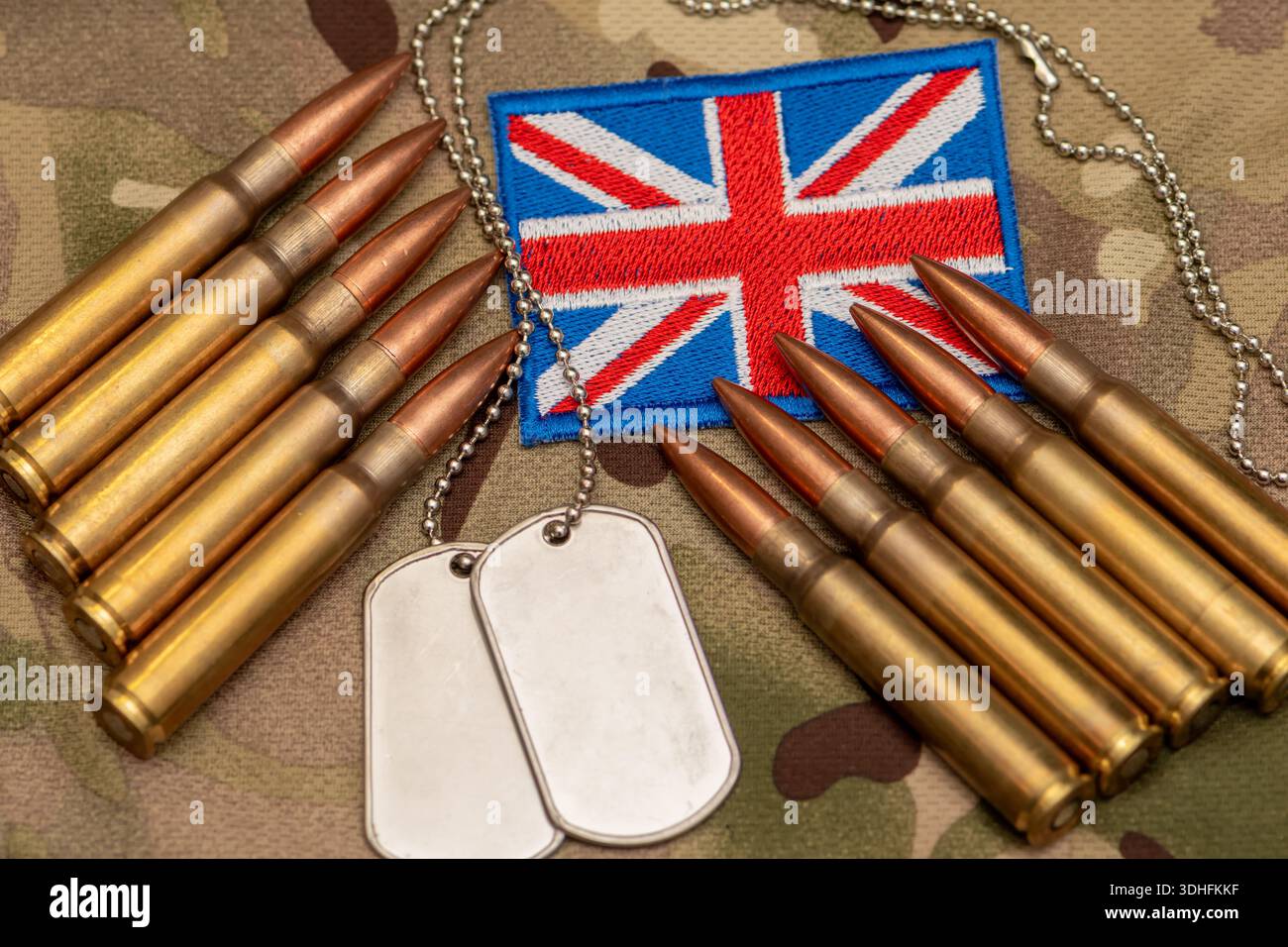 Munizioni e targhette di identificazione militari poste vicino alla bandiera del Regno Unito Foto Stock