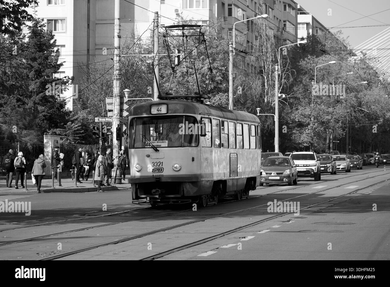 Il tram Tatra circola per le strade di Bucarest Foto Stock