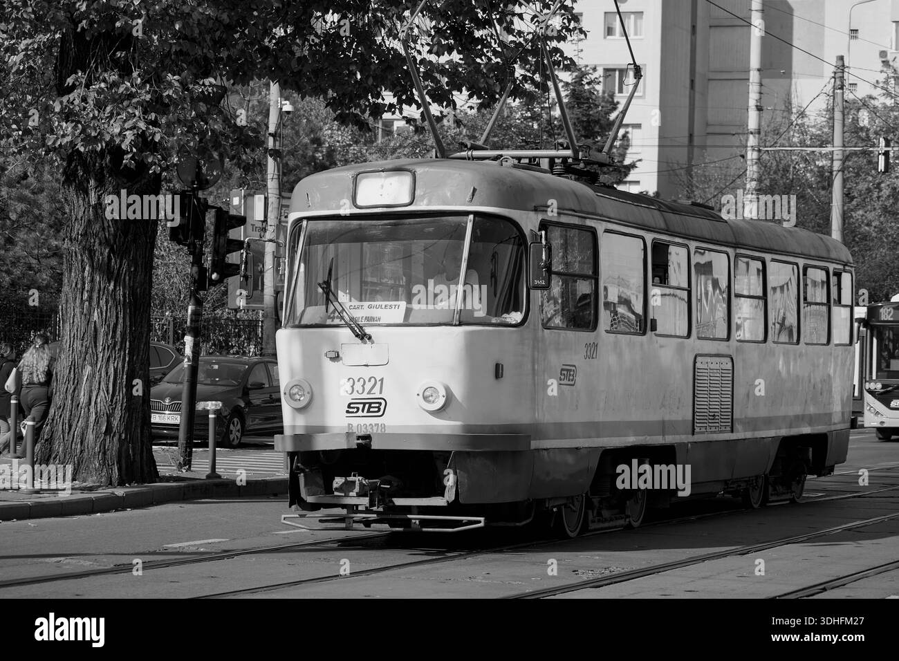 Il tram Tatra circola per le strade di Bucarest Foto Stock