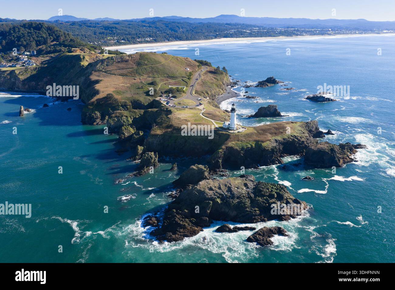 Costruito nel 1873 sulla costa frastagliata e panoramica dell'Oregon, il faro di Yaquina Head è il faro più alto dello stato, alto 93 metri. Foto Stock