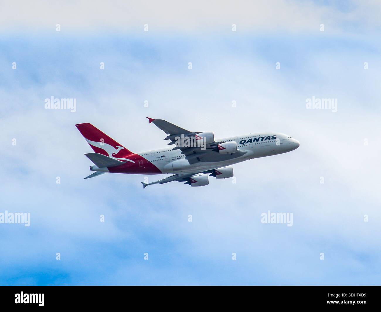 QANTAS A380 poco dopo il decollo dall'aeroporto internazionale di Sydney. Foto Stock